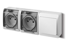 FAMATEL 5327-21 GALATEA IP44 Přepínač střídavý č.6+zásuvka 2x 2P+PE (bílá / průh.víčko )